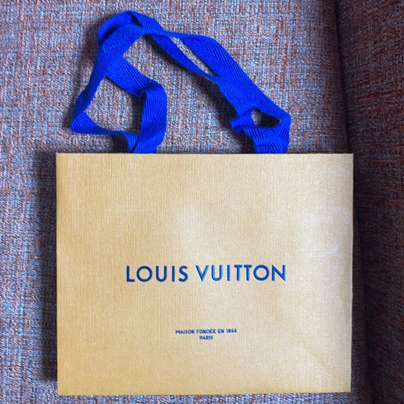 Louis Vuitton bags & magazine! 4 LV gift bags & magazine dedicated to travel - Picture 2 of 6